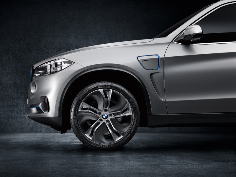 Illustration for article titled BMW eDrive meets BMW xDrive – an innovative combination designed to deliver efficient driving pleasure: The BMW Concept5 X5 eDrive.